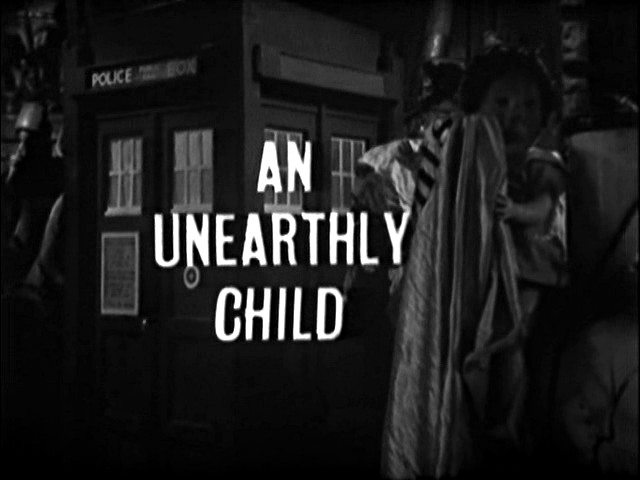 Títulos de crédito del primer episodio de Doctor Who, con la TARDIS al fondo