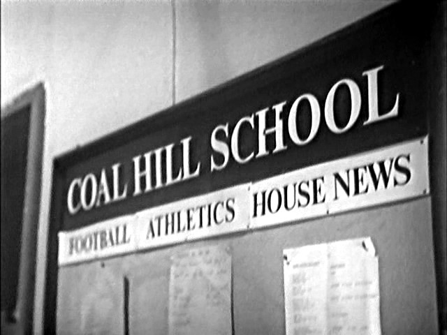Un tablón de anuncios de la Escuela Coal Hill en "An Unearthly Child" (Una Niña de Otro Mundo)