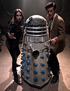 Karen Gillan y Matt Smith con un Dalek de 1967.