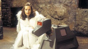 Mary Tamm como Romana, junto a K9 en The Ribos Operation (La Operación Ribos)