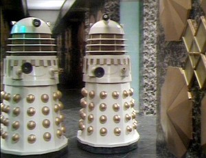 Dalek estandar y Dalek Necros en Revelation of the Daleks (La Revelación de los Daleks)