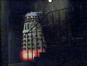 Dalek imperial estandar subiendo escaleras en Remembrance of the Daleks (El Recuerdo de los Daleks)