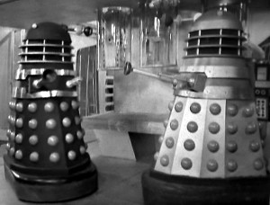 Daleks mark II y Dalek Supremo en The dalek Invasion of Earth (La Invasión Dalek de la Tierra))