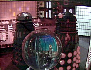 dron Dalek y Dalek Supremo en Resurrection of the Daleks (La Resurrecciñon de los Daleks)
