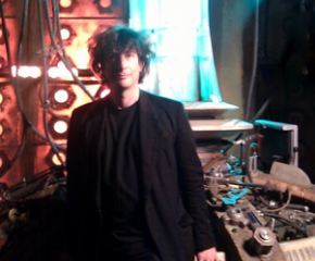 Neil Gaiman en el set de rodaje de Doctor Who