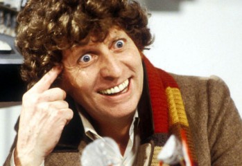 Tom Baker como Cuarto Doctor