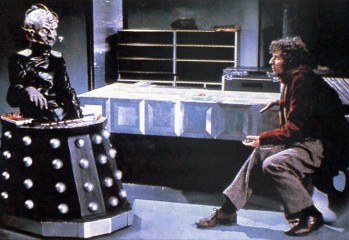El Cuarto Doctor y Davros en Genesis of the Daleks (La Genesis de los Daleks)