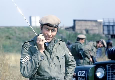 John Levene como el Sargento Benton