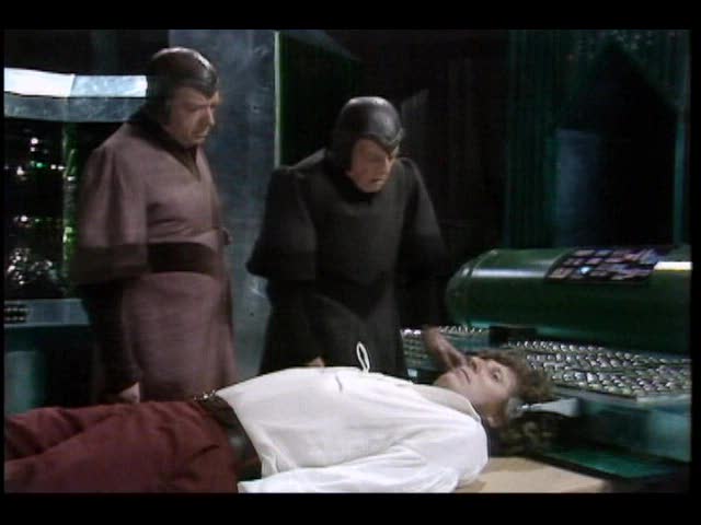 El Doctor entra en la Matriz con el Coordinador Engin y el Castelán Spandrell 